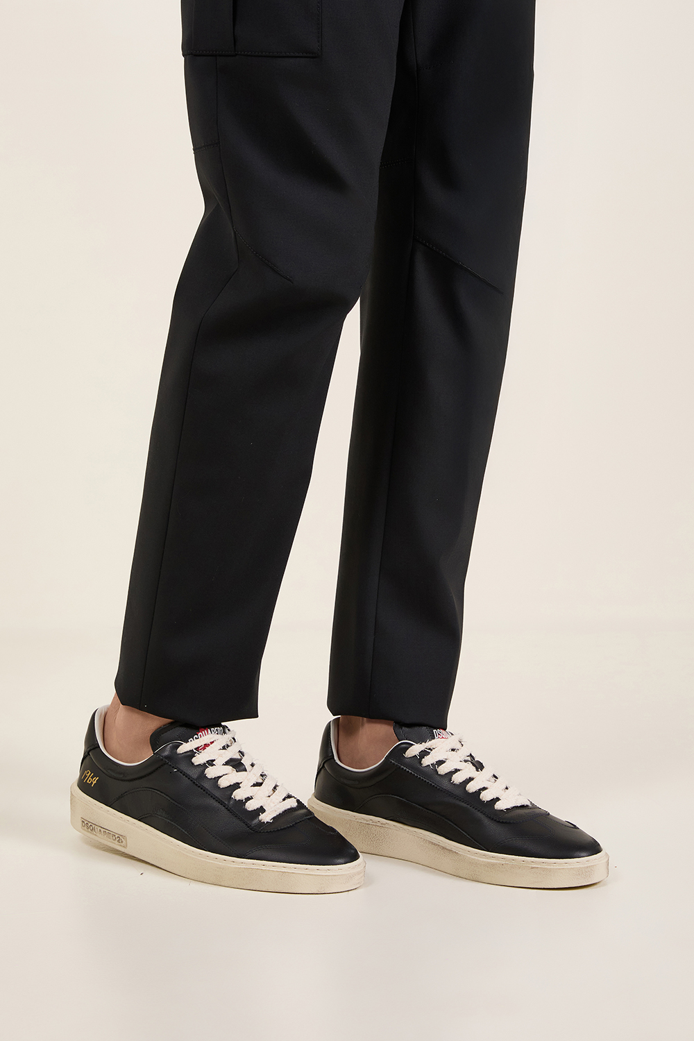 תמונת כל הלוק של נעלי סניקרס